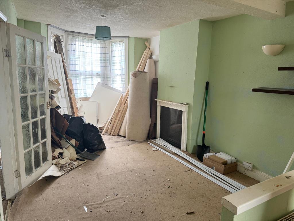 Lot: 5 - BAY FRONTED TERRACE HOUSE FOR IMPROVEMENT - Living room